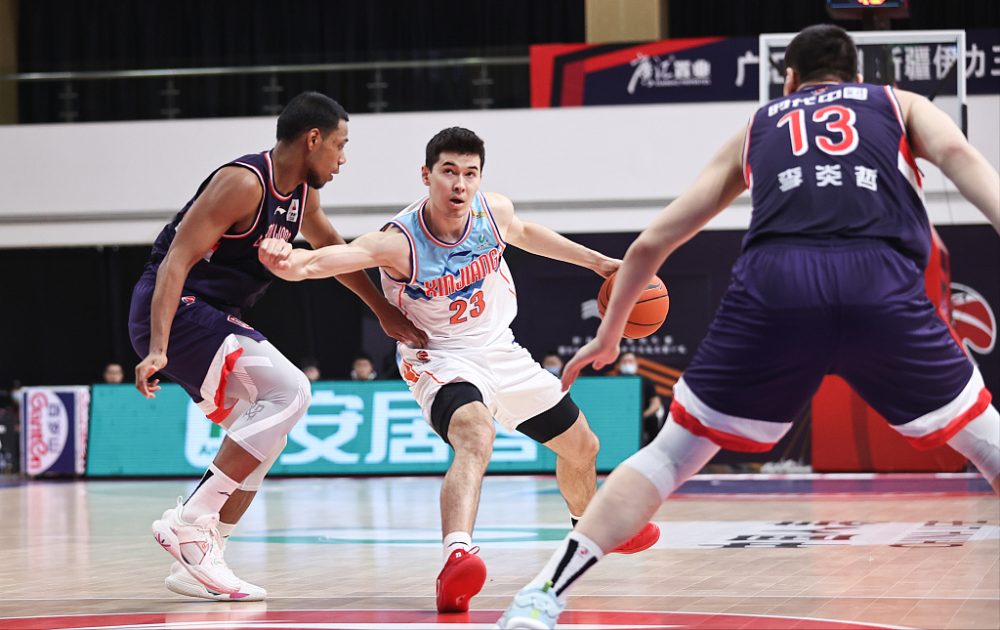 爱游戏-转折点深圳男篮内部沟通，意大利杯国际比赛日攻防权衡，底气十足，临场指挥获称赞的简单介绍